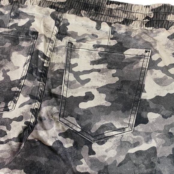 Spanx Camo Cargo Jogger Pants Size Small NWT - Picture 4 of 16